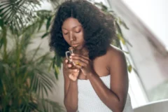 Neurociência revela por que perfume funciona como escudo emocional e falta gera vazio