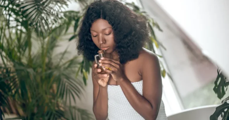 Neurociência revela por que perfume funciona como escudo emocional e falta gera vazio