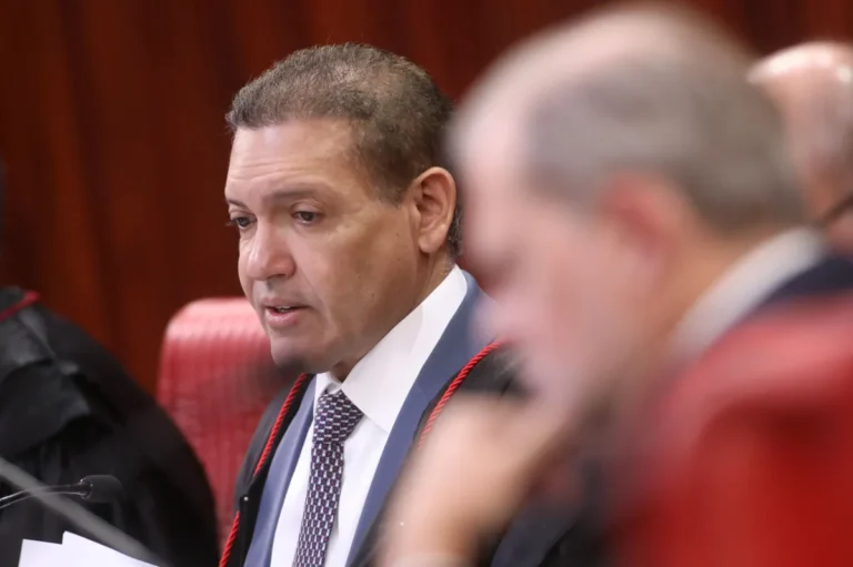 Nunes Marques determina reativação imediata de canal Exército do Lula no Whatsapp