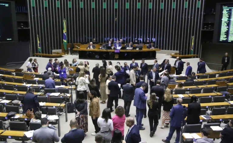 Oposição no Senado muda estratégia e decide apoiar fim da escala 6x1
