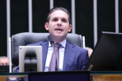 Para conter o partido de Bolsonaro na Câmara, PT decide marchar com Hugo Motta