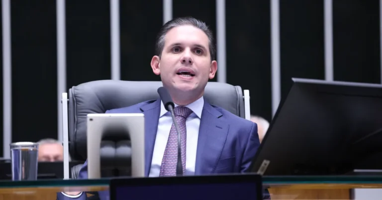 Para conter o partido de Bolsonaro na Câmara, PT decide marchar com Hugo Motta
