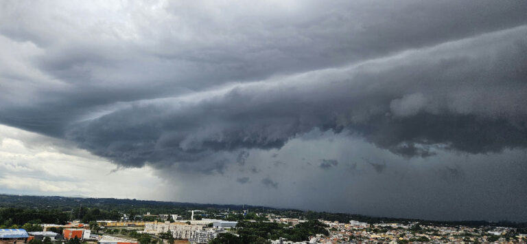 Paraná sob alerta laranja: tempestades com granizo e ventos de 100 km/h atingem o estado