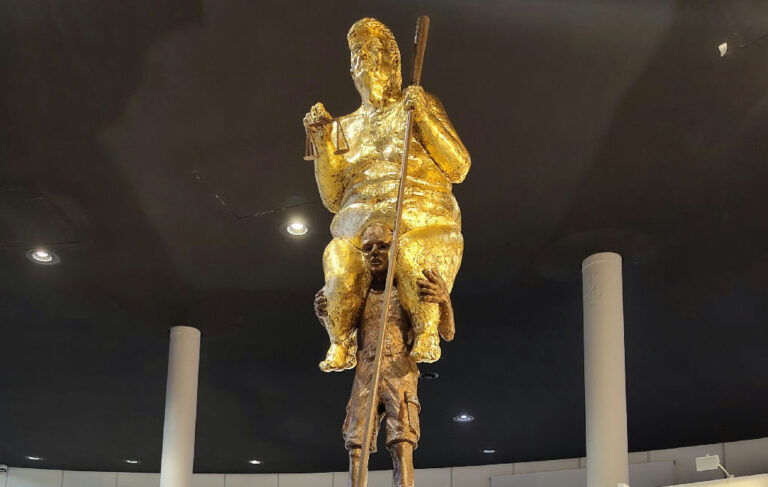 Parlamento Europeu recebe estátua satírica de Trump em protesto contra políticas climáticas