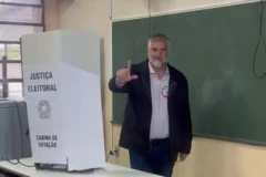 Paulo Pimenta exerce direito ao voto em Santa Maria durante pleito eleitoral