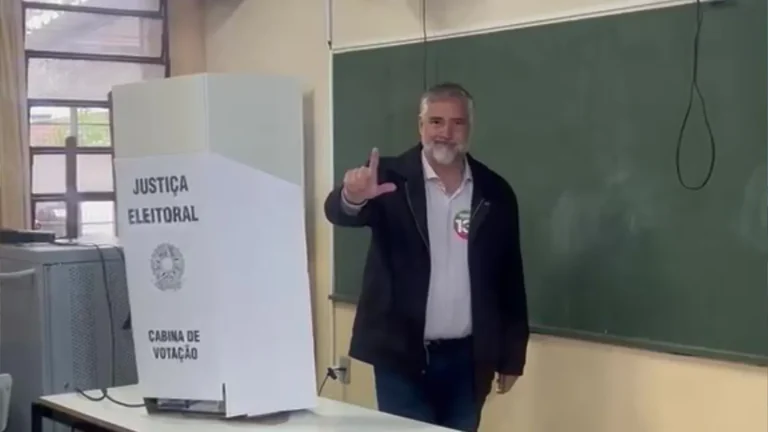 Paulo Pimenta exerce direito ao voto em Santa Maria durante pleito eleitoral