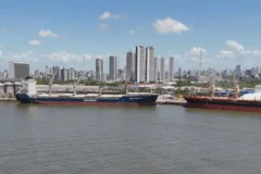 Pescadores apontam prejuízos e poluição após início de dragagem no Porto do Recife