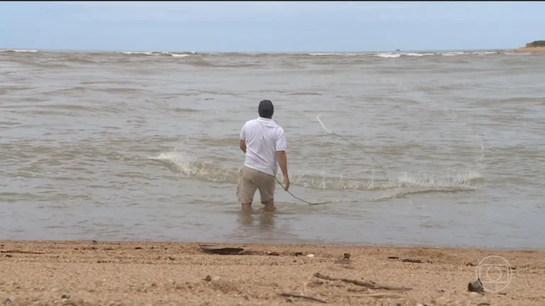 Pescadores voltam a pescar na foz do Rio Doce Quase 11 anos após o desastre de Mariana