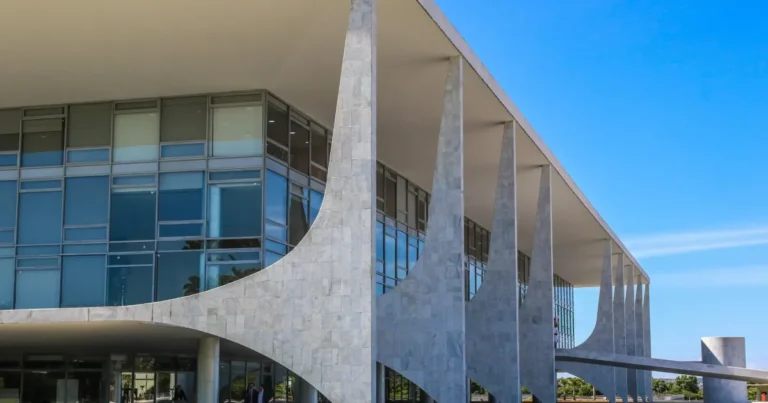 Pesquisa aponta divisão entre eleitores sobre o fim da reeleição no Brasil