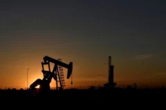 Petróleo opera em alta sob pressão de conflitos na Ucrânia e no Oriente Médio