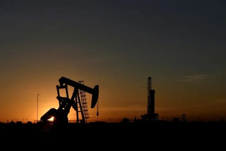Petróleo opera em alta sob pressão de conflitos na Ucrânia e no Oriente Médio