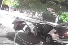 Polícia investiga furto de cadeiras flagrado por câmeras em condomínio de Cabo Frio