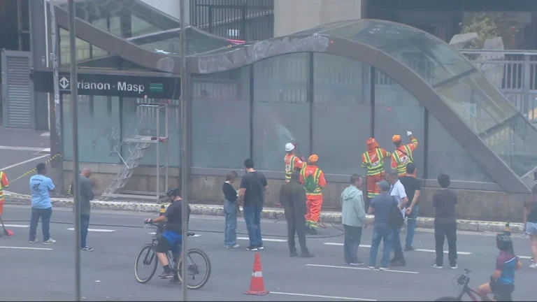 Prefeitura de São Paulo realiza limpeza na Avenida Paulista após atos de vandalismo
