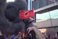 Protestos estudantis escalam e terminam em incêndio no Ministério da Educação na Albânia