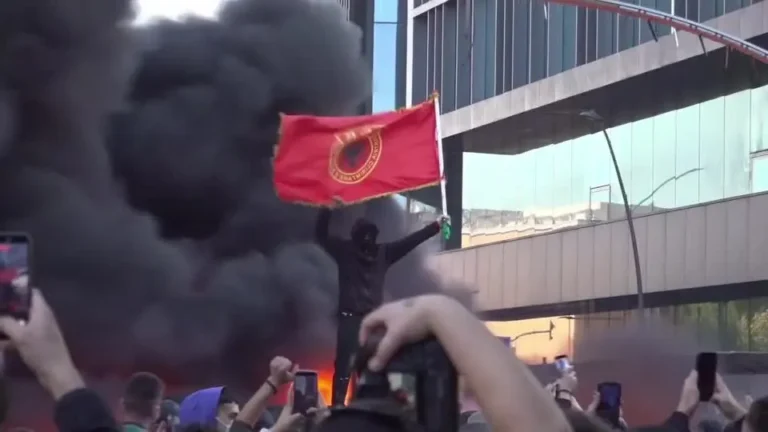 Protestos estudantis escalam e terminam em incêndio no Ministério da Educação na Albânia
