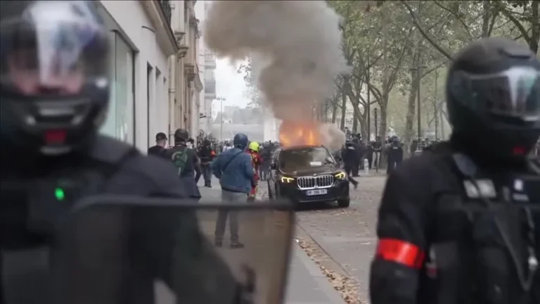 Protestos na França escalam com confrontos violentos em Paris e Nantes