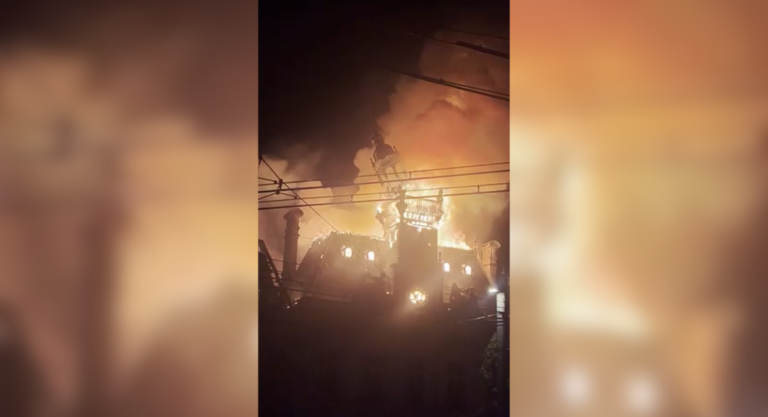 Protestos na França incendeiam e destroem prédio histórico de 140 anos
