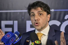 Renan Santos exerce direito ao voto na zona sul de São Paulo