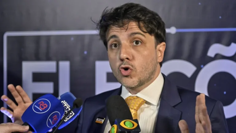 Renan Santos exerce direito ao voto na zona sul de São Paulo