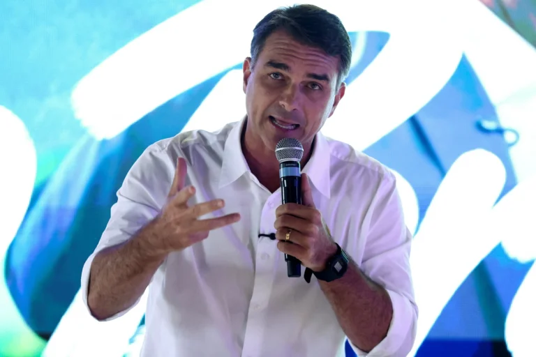 Renata Lo Prete entrevista Flávio Bolsonaro nesta sexta-feira