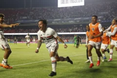 São paulo vence o vasco no morumbis e cola no pelotão de cima do brasileirão