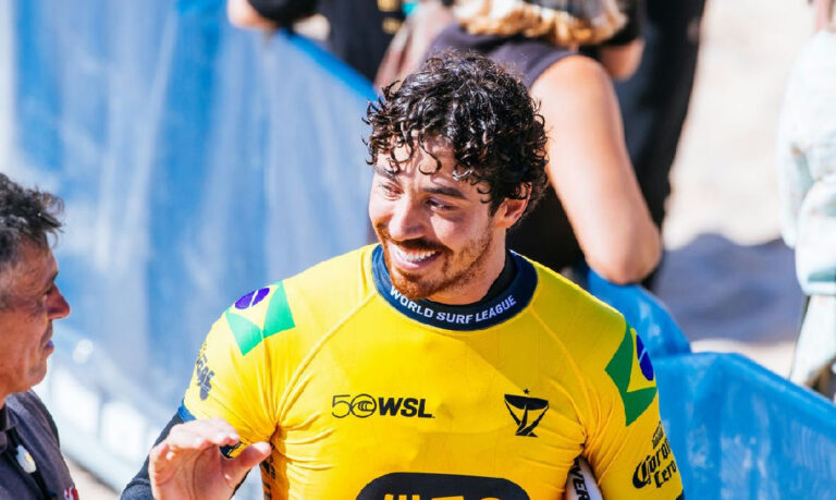 Surfe brasileiro avança com força total às quartas em Peniche