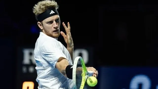 Tênis vê virada marcante de Davidovich Fokina contra Zverev rumo à final em Xangai