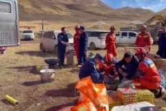 Terremoto no Tibete deixa 65 feridos enquanto equipes buscam sobreviventes