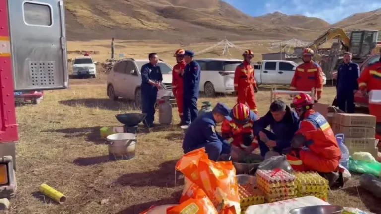 Terremoto no Tibete deixa 65 feridos enquanto equipes buscam sobreviventes