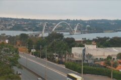 Trânsito no distrito federal ganha faixa reversível na ponte JK