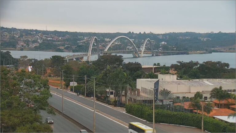 Trânsito no distrito federal ganha faixa reversível na ponte JK