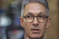 Tre-mg investiga uso de celular por Romeu Zema na cabine de votação