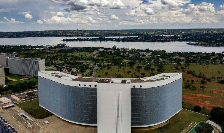 TSE ordena isonomia à Meta após falhas em geração de imagens de candidatos por IA