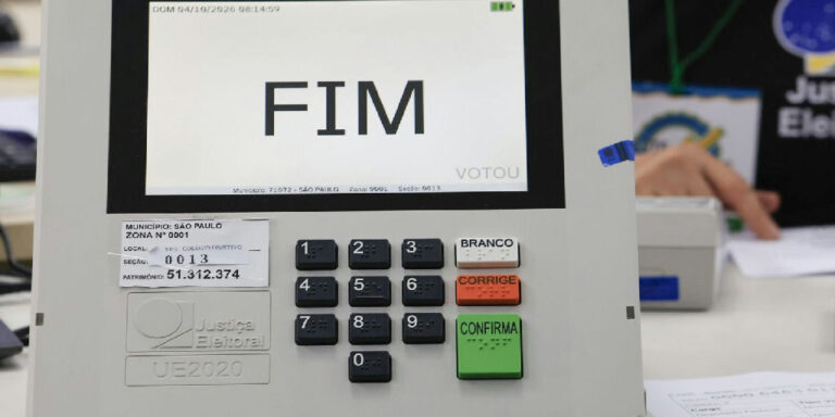 TSE troca 421 urnas nas duas horas iniciais de votação, o equivalente a 0,08% do total