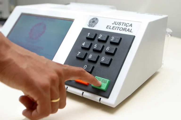 Urnas eletrônicas ganham novas ferramentas de acessibilidade e interface em 2026