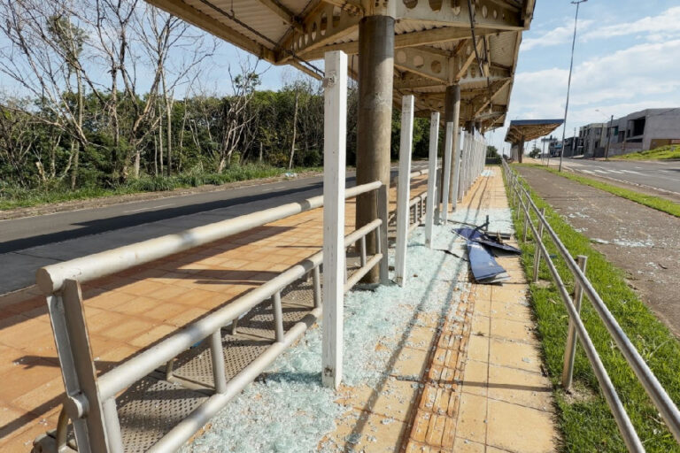 Vandalismo destrói estrutura de ponto de ônibus em Santa Bárbara d'Oeste