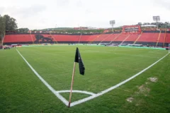 Vitória recebe a Chapecoense no Barradão em duelo decisivo contra o rebaixamento