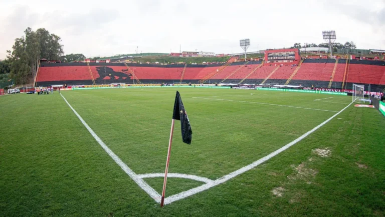 Vitória recebe a Chapecoense no Barradão em duelo decisivo contra o rebaixamento