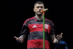 Zayn Malik causa polêmica ao vestir camisa do Flamengo em estádio do Palmeiras