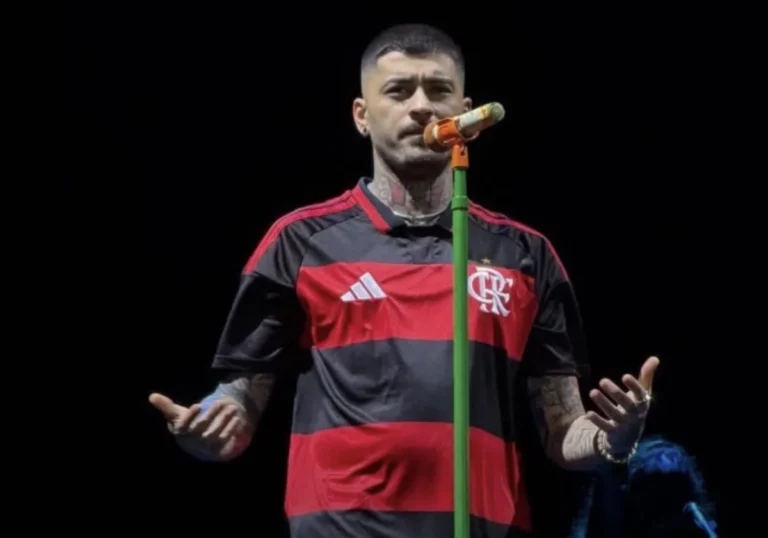 Zayn Malik causa polêmica ao vestir camisa do Flamengo em estádio do Palmeiras