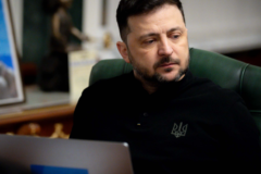 Zelensky retoma ofensiva contra refinarias russas e dispara críticas contra plano de Trump