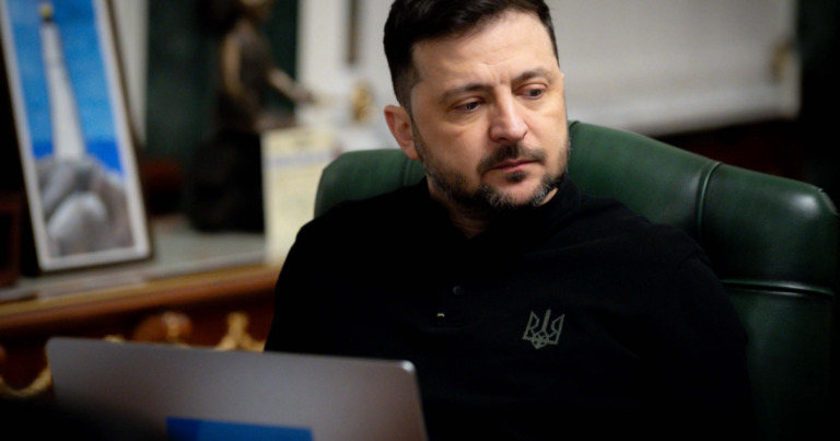 Zelensky retoma ofensiva contra refinarias russas e dispara críticas contra plano de Trump