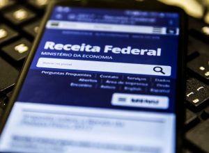 Página da Receita Federal no celular  • Foto: Marcello Casal Jr. - 21/03/2019/Agência Brasil