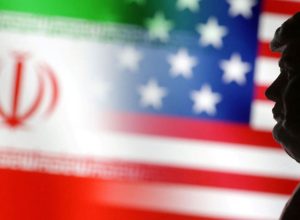 Ilustração com modelo em miniatura de Donald Trump e bandeiras dos EUA e Irã  • Reproduçã...