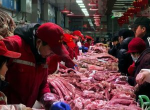 Venda de carne suína em mercado de Pequim, na China  • REUTERS/Mei Mei Chu