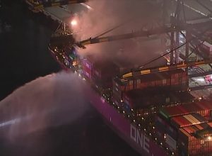 Bombeiros combatendo o incêndio em navio no porto de San Pedro, em Los Angeles  • KABC / Reuters