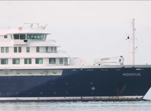 Retirada de passageiros começa após navio atingido por hantavírus ancorar perto de Tenerife  ...