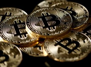 China vai reprimir atividades de mineração e negociação de bitcoin  • Foto: REUTERS/Benoit...