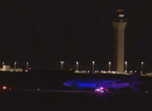 Avião da Frontier atinge pessoa na pista do aeroporto de Denver  • KCNC