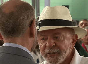 O presidente Luiz Inácio Lula da Silva (PT) fala ao governador interino do Rio de Janeiro, o des...
